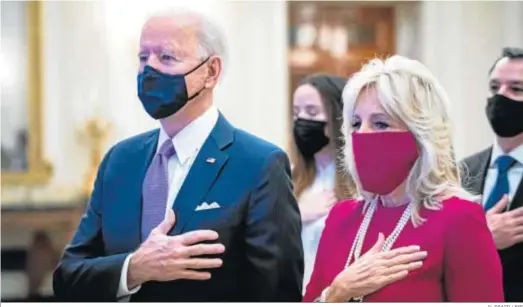  ?? AL DRAGO / EFE ?? El presidente de Estados Unidos, Joe Biden, y la primera dama, Jill Biden, rezan una oración ayer en su primer día en la Casa Blanca.