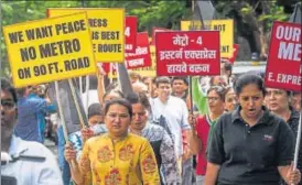  ?? PRATIK CHORGE/HT ?? A residents’ group gathered on Sunday to oppose Metro4’s new route, which was to originally pass through EEH.