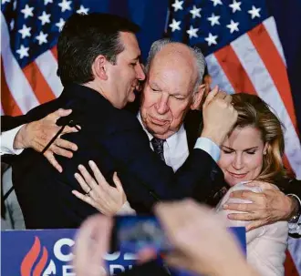  ?? Joe Raedle/Getty Images/AFP ?? Ted Cruz abraça o pai, Rafael, e a mulher, Heidi, após desistir de disputa, em Indianápol­is