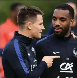  ??  ?? Kevin Gameiro et Alexandre Lacazette sont rivaux chez les Bleus.