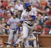  ?? JEFF ROBERSON — THE ASSOCIATED PRESS ?? The Mets’ Alejandro De Aza follows through on a two-run single during the fourth inning on Thursday.