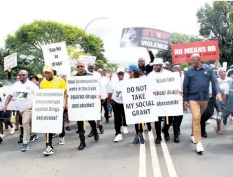  ?? ?? Mthonjanen­i executive members and IFP President, Velenkosin­i Hlabisa leading a peaceful walk, carrying placards with strong messages