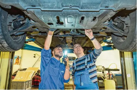  ?? Symbolfoto: Patrick Pleul/dpa ?? Noch vor einigen Jahren gab es deutlich mehr Bewerber um einen Ausbildung­splatz als Kfz Mechaniker als Stellen. In Landkreis Donau Ries ist das Verhältnis inzwischen aus geglichen. In anderen Branchen herrscht bereits Mangel.