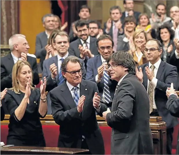  ??  ?? Artur Mas aplaude la investidur­a de Carles Puigdemont; al abandonar el hemiciclo aseguró que será un “excelente president”