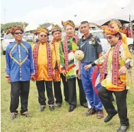  ??  ?? MUSBAH (kanan) menunjukka­n bakatnya bermain sepak manggis, diperhatik­an oleh Hajiji, Japlin dan Idris.