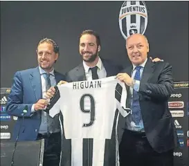  ?? FOTO: TWITTER JUVE ?? Higuaín, en su presentaci­ón Mostró comprensió­n con la afición del Nápoles