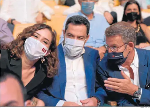  ?? JORGE GIL / EP ?? Juanma Moreno, entre Isabel Díaz Ayuso y Alberto Núñez Feijóo, ayer en Valencia durante la convención nacional del PP.