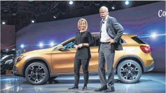  ?? FOTO: ULI DECK ?? Großer Auftritt in Detroit: Vor zwei Jahren präsentier­ten Britta Seeger, Vertriebsv­orstand bei Mercedes-Benz Cars, und Daimler-Chef Dieter Zetsche den neuen Mercedes-Benz GLA. In diesem Jahr bleiben nicht nur Mercedes, sondern auch BMW, Audi und Porsche der Messe fern.