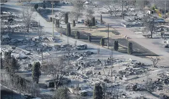  ?? DARRYL DYCK/THE CANADIAN PRESS/FILES ?? These mobile homes in Boston Flats, near Ashcroft, are just some of the dwellings destroyed by wildfires, leaving families in need of temporary shelter and provisions.