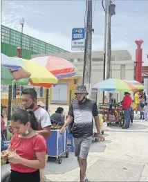  ??  ?? Comercio. Una variedad de productos se venden en el exterior de la estación de la Aerovía.