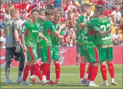  ??  ?? DE CELEBRACIÓ­N. El Glorioso, tras el 1-5 alcanzado en Vallecas.