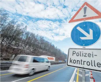  ?? FOTO: DPA ?? Einsatz auf der A3: Die Ermittler dürfen Kriminelle durch Vortäusche­n einer zufälligen Polizeikon­trolle auf frischer Tat ertappen, urteilt der BGH.