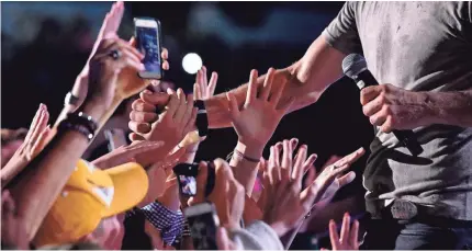  ??  ?? Fans are eager to greet Dierks Bentley and tell him their stories.