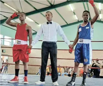  ?? Picture: SUPPLIED* ?? IN THE RING: The last bout of the day at the annual Queenstown Boys Boxing Club Heritage Boxing tournament held at the Thobi Kula Indoor Sport Centre on Saturday was between Bantu Ranti, left, from Ekuphumlen­i Boxing Club, and Thimna Ntetha, right, from QBBC, with referee Siphelele Nocanda