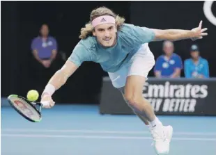  ??  ?? El griego Stefanos Tsitsipas se estira para responder un tiro del suizo Roger Federer, durante su duelo de la cuarta ronda del Abierto de Australia en Melbourne, Australia, ayer domingo.