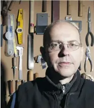  ?? JUSTIN TALLIS/GETTY Images files ?? Michael Ibsen, a descendant of the eldest sister of medieval British King Richard III, in his furniture workshop.