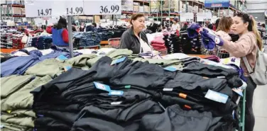  ?? Agence France-presse ?? ↑
People shop for clothing at a Costco store in Monterey Park, California.