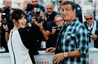  ??  ?? «Rambo V» Sylvester Stallone, 73 anni, con Paz Vega (43) ieri a Cannes per lanciare il capitolo numero 5 di «Rambo»