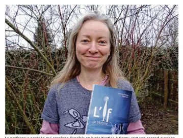  ??  ?? La professeur agrégée qui enseigne l’anglais au lycée Kastler, à Cergy, sort son second ouvrage, L’Ife de Moone, aux éditions l’Harmattan.
