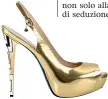  ??  ?? Décolleté Tacchi a intarsio su una open toe dorata dalla collezione di Loriblu