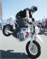  ?? PIERRE OBENDRAUF ?? Julien Dupont from France shows his talents on an electric motorcycle during the Formula E sideshow on Sunday.