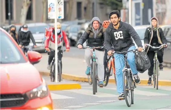  ?? FOTOS: FERNANDO DE LA ORDEN ?? Córdoba y Estado de Israel. Uno de los tramos donde más problemas de tránsito entre bicicletas y autos se producen.