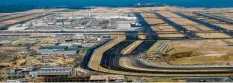  ??  ?? Noch wird am neuen Flughafen in Istanbul gebaut – wenn er fertig ist, soll er der größte Airport der Welt sein.