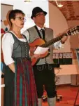  ??  ?? Musikalisc­h umrahmte der HabererZwo­agsang (Gisela und Siegfried Bradl) den Festakt.