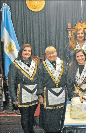  ??  ?? REUNIDAS. Mariela Rodríguez Ruiz, la gran maestra, junto a las hermanas en la sede de su logia en Recoleta, con sus mandiles caracterís­ticos.