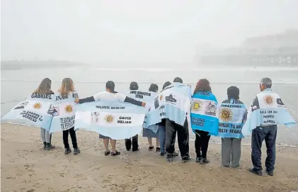  ?? VICENTE RIZZI ?? 2 2. Familiares de los tripulante­s del ARA San Juan. Mar del Plata, mayo de 2018.