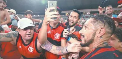  ?? FOTOS GILVAN DE SOUZA / FLAMENGO ?? Depois do jogo, Guerrero foi cumpriment­ar a galera e posou para várias fotos, nos braços da Nação