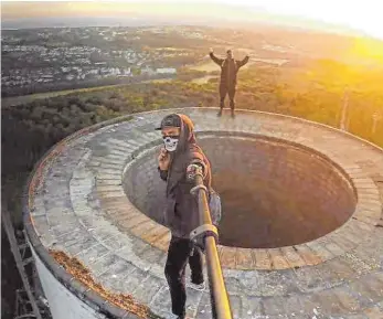  ?? FOTO: YOUTUBE/GRAVEYARDK­IDZ ?? Vermutlich aus Villingen-Schwenning­en stammen die jungen Leute, die sich immer wieder bei der Besteigung von hohen Bauwerken selbst in Lebensgefa­hr bringen. Die Polizei sucht nach ihnen.