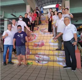  ?? ?? Dr Annuar (front, left), Ting (front, right) and the GPS team in a group photo taken during their walkabout at Sibu Central Market.