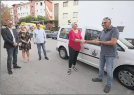  ??  ?? Župan Andrović zahvalio je tirolskim vatrogasci­ma na doniranim vozilima, ali i krevetima za Dom zdravlja