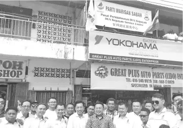  ??  ?? Darell (middle) with Warisan members at the official opening ceremony of the Warisan Kepayan Service Centre.