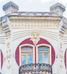  ??  ?? 4 Mix de influencia­s. Se ve en el ex Hotel Garay, construido en 1909 por el florentino Icilio Chiocci. El mascarón clásico caza la mirada y, aunque los círculos que abrazan las ventanas -y los colores- salen a competirle, les gana. En Rivadavia 3101.