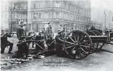  ??  ?? ■ During the street fighting in March 1919, field artillery is pictured in Lichtenber­g.