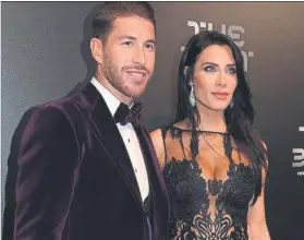  ??  ?? Esmoquin berenjena para Sergio Ramos y precioso vestido con transparen­cias de Pilar Rubio