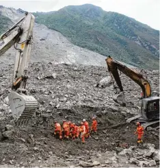  ?? Foto: Ng Han Guan, AP, dpa ?? Wo das Dorf Xingmo war, liegt jetzt eine granitschw­arze Geröllland­schaft. Manche Opfer sind 20 Meter tief verschütte­t.