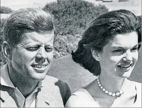  ?? UNDERWOOD ARCHIVES / GETTY ?? Pareja modelo Kennedy y su esposa, Jacqueline, un matrimonio que se presentaba como ejemplar, en Massachuss­ets, en el verano de 1960