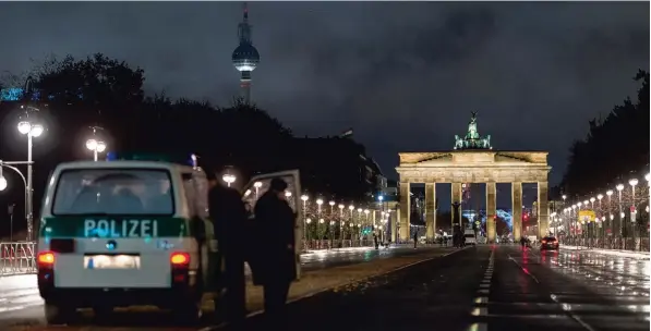  ?? Archivfoto: Sebastian Gollnow, dpa ?? Im Herbst vergangene­n Jahres riegelte die Berliner Polizei wegen Barack Obama das Brandenbur­ger Tor ab. Morgen kommt der ehemalige US Präsident wieder in die Stadt – und nicht nur er.