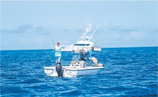  ?? Elizabeth Conley photos / Houston Chronicle ?? Recreation­al fishermen take advantage of the last day of the initial three-day red snapper season. Commercial fishermen with “catch shares” have year-round access.