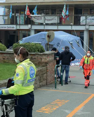  ??  ?? Triage Una delle tende allestite all’ospedale di Padova (questa davanti al Pronto Soccorso) per il triage dei casi sospetti di coronaviru­s