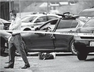  ?? JERRY JACKSON/BALTIMORE SUN ?? Baltimore County police detectives work the scene of the shooting at Maryland Avenue and Avon Beach Road in Dundalk.