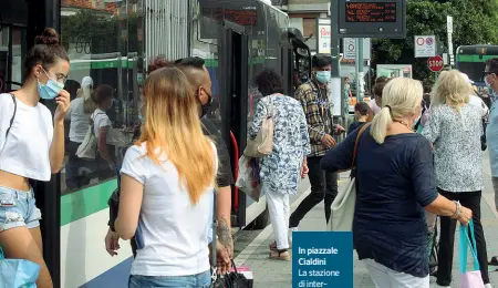  ??  ?? In piazzale Cialdini
La stazione di interscamb­io di Actv, in centro a Mestre, bus e tram viaggiano sempre pieni anche se le scuole non sono ancora iniziate
( Foto, Rossi/ Vision)