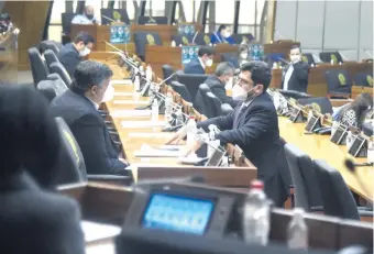  ??  ?? El diputado Esteban Samaniego (ANR, Añetete) conversa con el diputado Raúl Latorre (ANR, HC), autor del proyecto original presentado la semana pasada y que hoy ya cuenta con media sanción de Diputados.