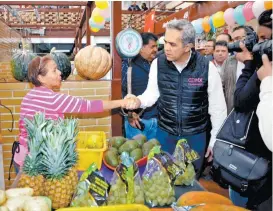  ?? CUARTOSCUR­O ?? El jefe de Gobierno convivió con locatarios del mercado Cerro del Judío.