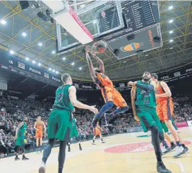  ?? FOTO: EFE ?? Mate de Will Thomas ante Gielo y Jordan. El Valencia jugó a placer ante la Penya