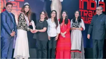  ??  ?? Saudamini Naik, Gladrags Mrs. India being honoured with Pearl Trophy ‘Maya’ for her support to India Travel Awards