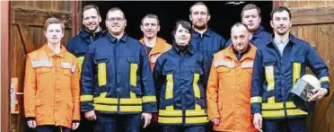  ??  ?? Die neu gebildete Freiwillig­e Feuerwehr Gräfenwart­h vor dem alten Gerätehaus besteht aus Patrick Weiß, Christoph Tiersch, Andreas Völlm, Mario Krausch, Katja Völlm, Martin Leistner, Steffen Köhler, Paul Kögler und Maik Richter (von links). Auf dem Bild...